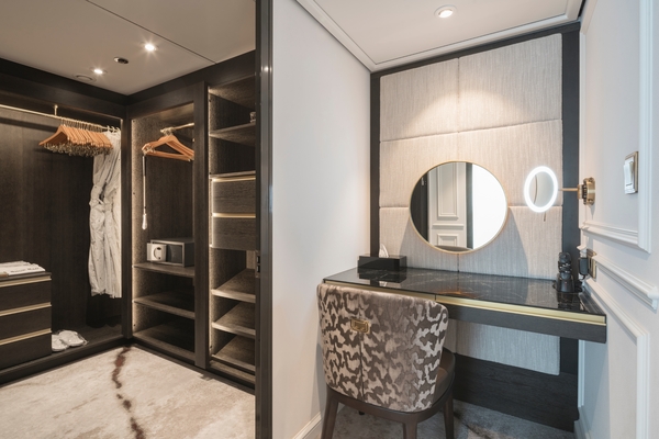 Uniworld SS Victoria - Royal Suite 7.jpg